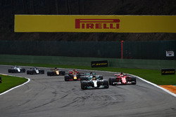 Lewis Hamilton, Mercedes-Benz F1 W08 ve Sebastian Vettel, Ferrari SF70H