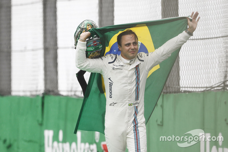 Felipe Massa, Williams, marche vers les stands en pleurs avec un drapeau brésilien après son accident