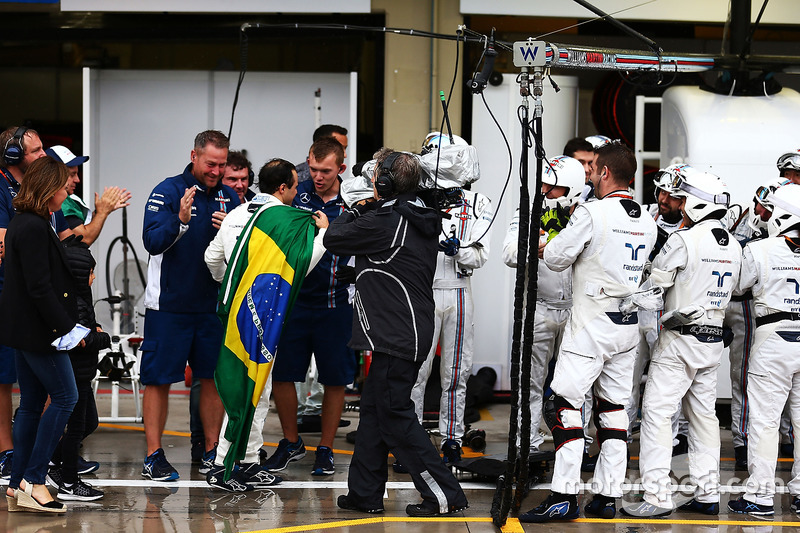 Персонал команды Williams встречает Фелипе Массу аплодисментами