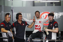 Romain Grosjean, Haas F1 Team, jokes, mechanics during a rain delay