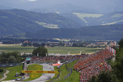 Départ : Valtteri Bottas, Mercedes AMG F1 W08, Sebastian Vettel, Ferrari SF70H, Daniel Ricciardo, Red Bull Racing RB13, Kimi Raikkonen, Ferrari SF70H, Romain Grosjean, Haas F1 Team VF-17, Lewis Hamilton, Mercedes AMG F1 W08, Sergio Perez, Sahara Force India F1 VJM10 and Esteban Ocon, Sahara Force India F1 VJM10. Derrière, Max Verstappen, Red Bull Racing RB13, part en toupie après l'accrochage entre from Fernando Alonso, McLaren et Daniil Kvyat, Scuderia Toro Rosso STR12
