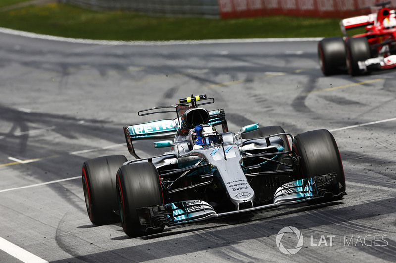 Valtteri Bottas, Mercedes AMG F1 W08, lifts his arm in victory celebration at the finish, ahead of S