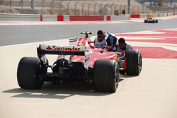 Болід Кімі Райкконена, Ferrari SF70H, після проблем з двигуном у першій практиці