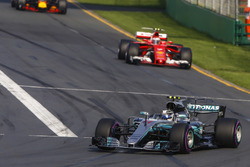 Valtteri Bottas, Mercedes AMG F1 W08, Kimi Raikkonen, Ferrari SF70H y Max Verstappen, Red Bull Racin