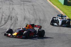 Max Verstappen, Red Bull Racing, RB13; Lewis Hamilton, Mercedes AMG F1, W08