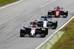 Esteban Ocon, Sahara Force India F1 VJM10, Lance Stroll, Williams FW40, Sebastian Vettel, Ferrari SF