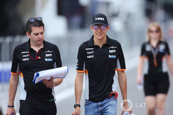 Esteban Ocon, Force India camina por el circuito con el equipo