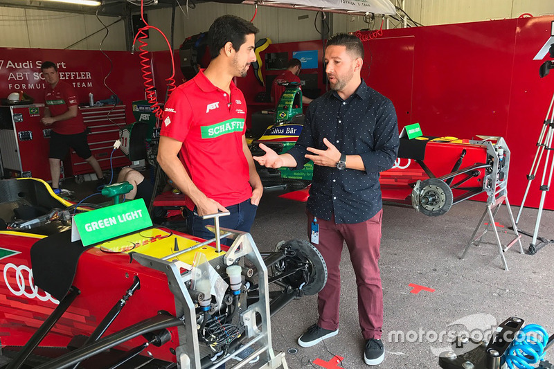Lucas di Grassi con el presentador Derek DeAngelis