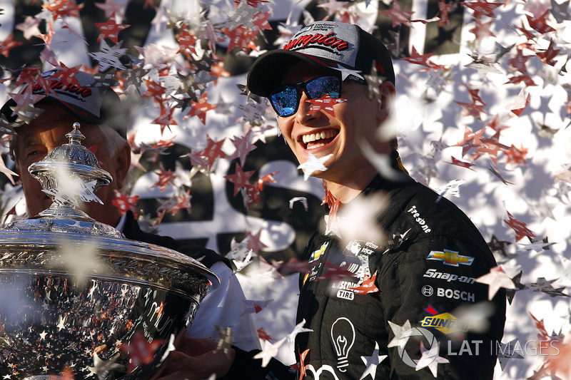 Le Champion 2017 Josef Newgarden, Team Penske Chevrolet fête son titre