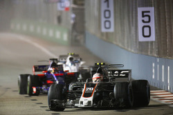 Kevin Magnussen, Haas F1 Team VF-17 devant Daniil Kvyat, Scuderia Toro Rosso STR12 et Lance Stroll, Williams FW40.
