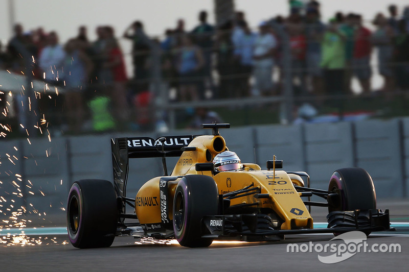 Kevin Magnussen, Renault Sport F1 Team RS16 sends sparks flying