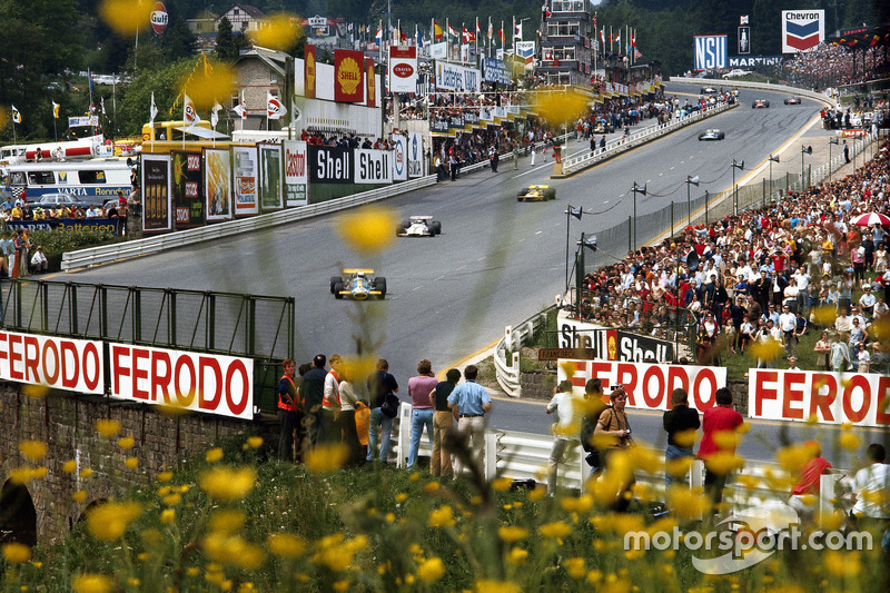 Jack Brabham, Brabham, in front of Jackie Oliver, BRM, Ronnie Peterson, March, and Henri Pescarolo, Matra