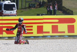 Chute de Lorenzo Savadori, Milwaukee Aprilia World Superbike Team