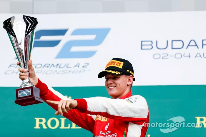 Podio: il vincitore della gara Mick Schumacher, Prema Racing