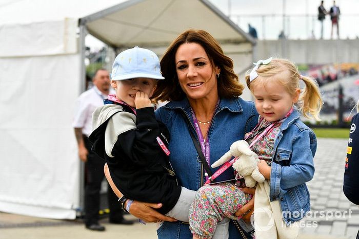 Natalie Pinkham con sus hijos