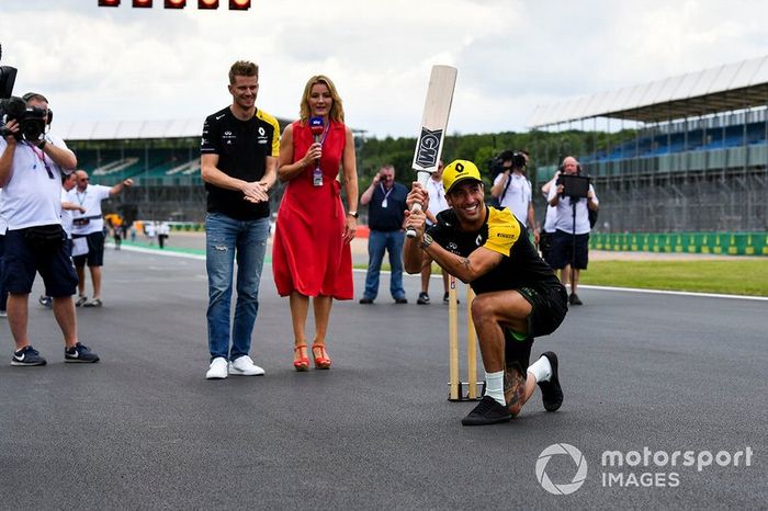 Nico Hulkenberg, Renault F1 Team y Daniel Ricciardo, Renault F1 Team juegan a cricket con Rachel Brookes, Sky TV