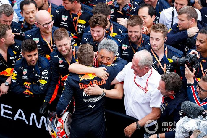 Race winner Max Verstappen, Red Bull Racing celebrates in Parc Ferme with Masashi Yamamoto, General Manager, Honda Motorsport and Helmut Marko, Consultant, Red Bull Racing 