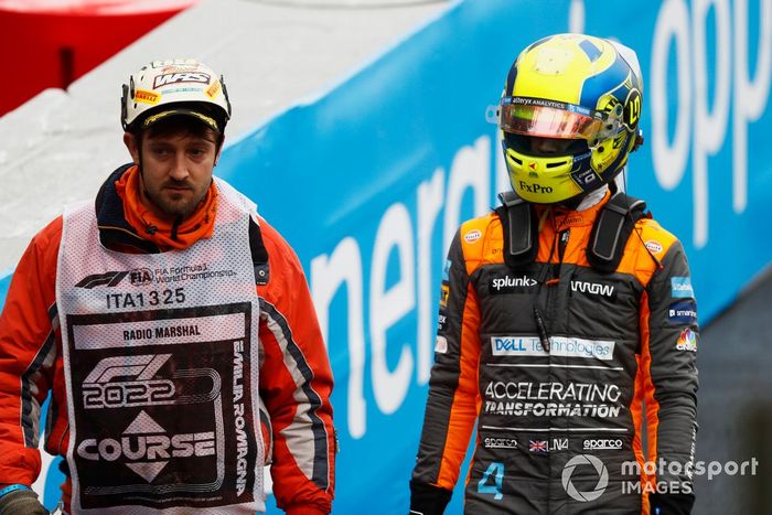 Lando Norris, de McLaren, regresa al garaje después de estrellarse al final de la clasificación
