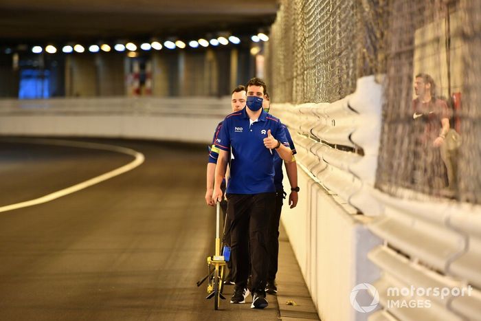 Ingenieros de NIO 333 Racing pasean por la pista