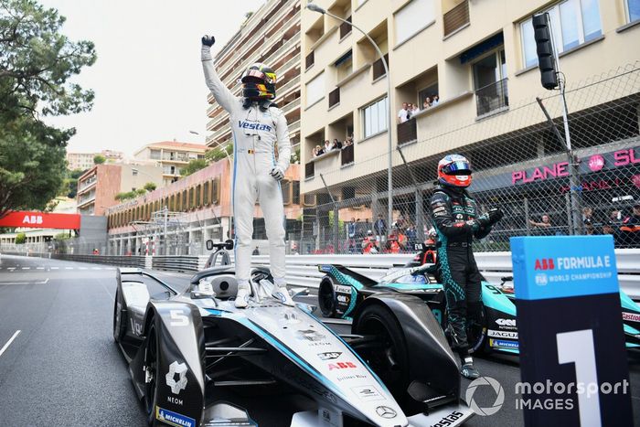 Stoffel Vandoorne, Mercedes-Benz EQ, 1ª posición, celebra la victoria tras la carrera