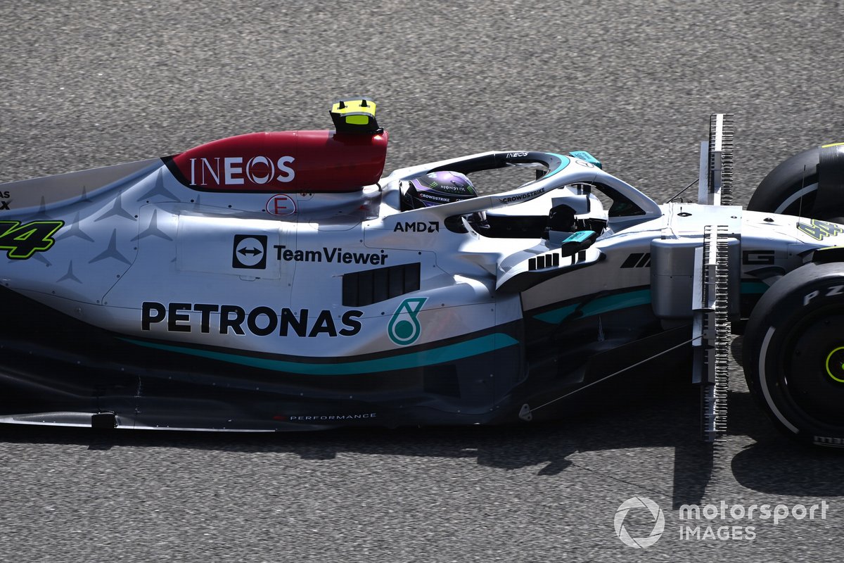 Lewis Hamilton, Mercedes W13, con un soporte de sensores