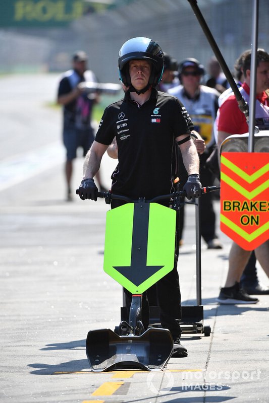 Meccanico Mercedes in pit lane