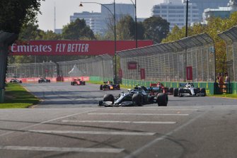 Valtteri Bottas, Mercedes AMG W10, voor Lewis Hamilton, Mercedes AMG F1 W10, Sebastian Vettel, Ferrari SF90, Charles Leclerc, Ferrari SF90