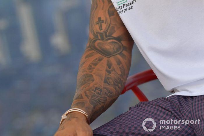 Tatuaggi sul braccio di Lewis Hamilton, Mercedes AMG F1