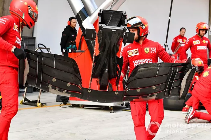 Mecánicos de Ferrari con un alerón delantero del SF90 