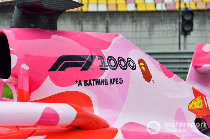 Coche decorado con motivo de la carrera 1.000