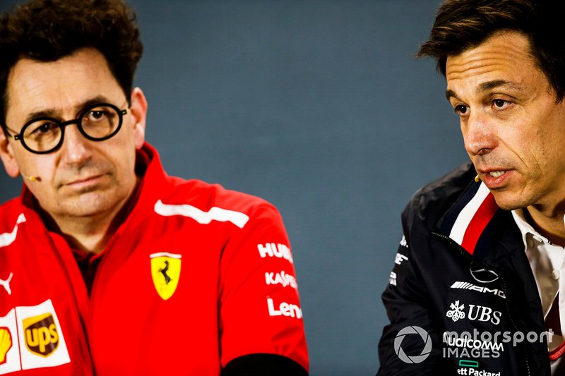 Mattia Binotto, Team Principal, Ferrari, et Toto Wolff, directeur exécutif, Mercedes AMG