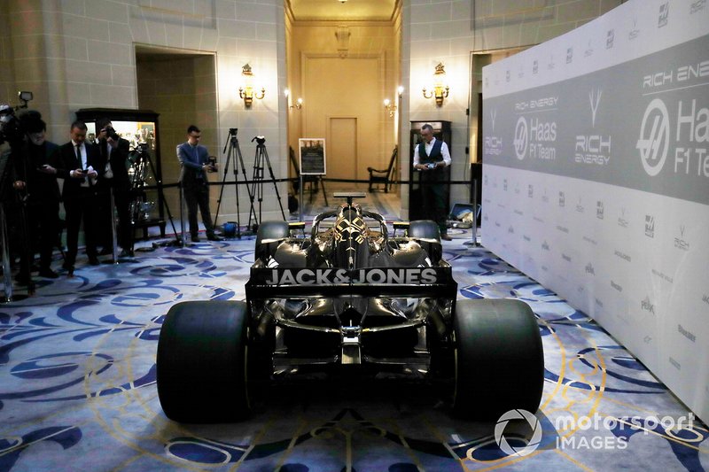 Haas F1 Team VF-18 у лівреї 2019 року