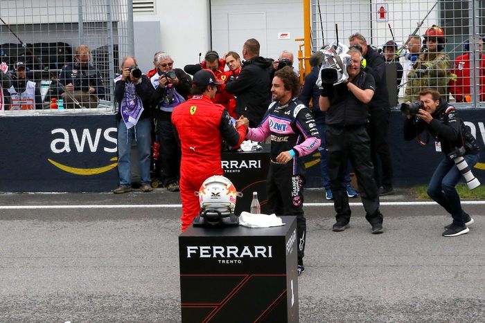 Carlos Sainz, Ferrari, Fernando Alonso, Alpine F1 Team, en parrilla tras la clasificación