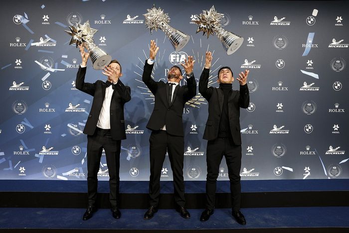 José María López, ganador del Campeonato Mundial de Resistencia de Hipercoches de la FIA, Mike Conway, ganador del Campeonato Mundial de Resistencia de Hipercoches de la FIA, y Kamui Kobayashi, ganador del Campeonato Mundial de Resistencia de Hipercoches de la FIA