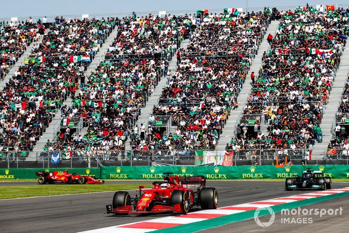 Charles Leclerc, Ferrari SF21, Lewis Hamilton, Mercedes W12, Carlos Sainz Jr., Ferrari SF21