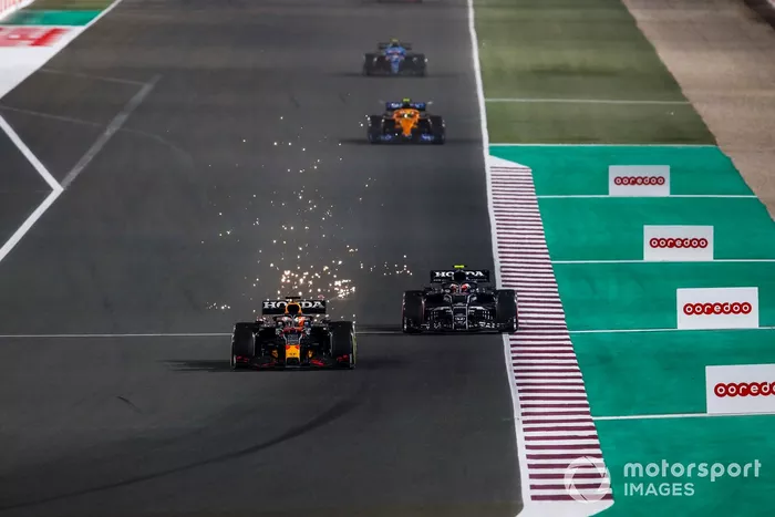 Max Verstappen, Red Bull Racing RB16B, pasa a Pierre Gasly, AlphaTauri AT02