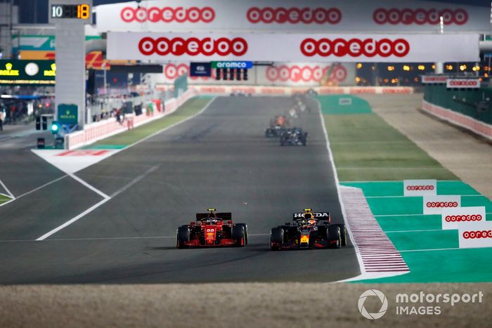 Carlos Sainz Jr., Ferrari SF21, lucha con Sergio Pérez, Red Bull Racing RB16B