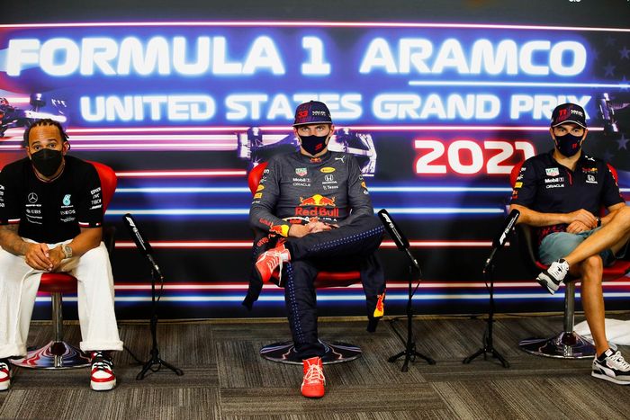 Lewis Hamilton, Mercedes, 2ª posición, Max Verstappen, Red Bull Racing, 1ª posición, y Sergio Pérez, Red Bull Racing, 3ª posición, en la rueda de prensa