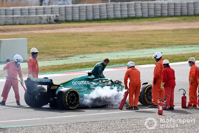 Marshals assist Sebastian Vettel, Aston Martin AMR22, after a technical failure results in smoke