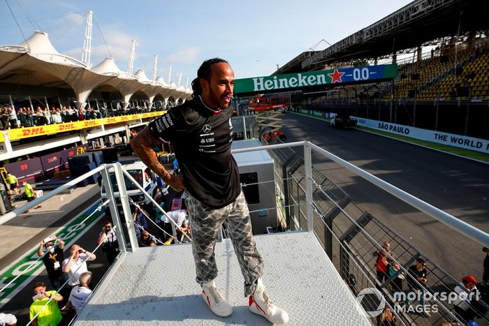 Lewis Hamilton, Mercedes, celebra con los aficionados tras la carrera
