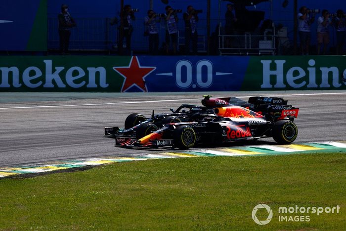 Max Verstappen, Red Bull Racing RB16B, lucha con Valtteri Bottas, Mercedes W12