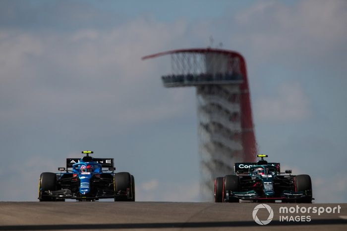 Esteban Ocon, Alpine A521, Sebastian Vettel, Aston Martin AMR21