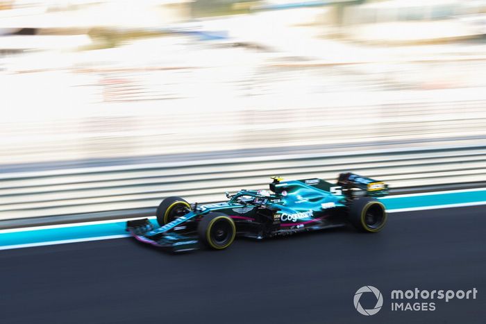 Sebastian Vettel,  con un Aston Martin AMR21 adaptado (muleto) con los Pirelli de 18 pulgadas  