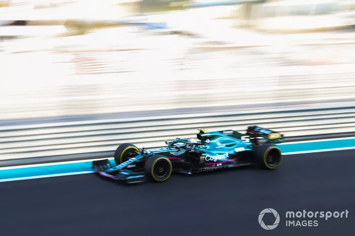 Sebastian Vettel,  con un Aston Martin AMR21 adaptado (muleto) con los Pirelli de 18 pulgadas  