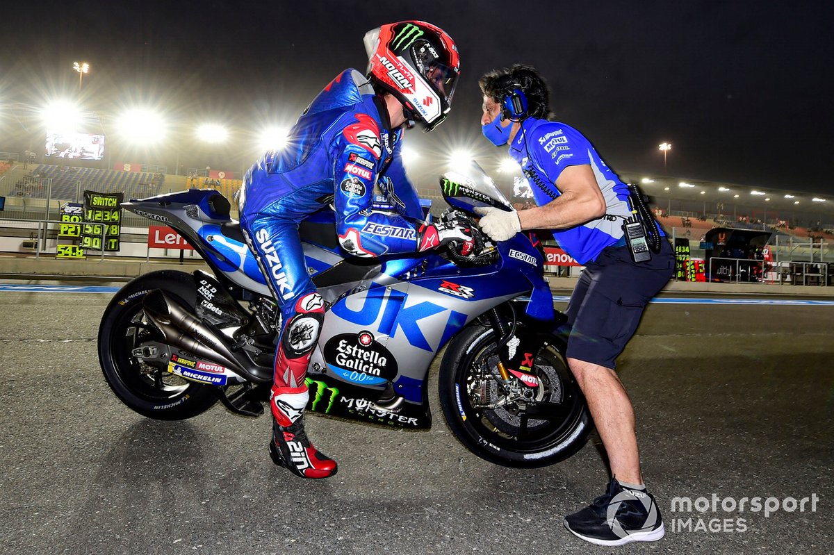 Alex Rins, Team Suzuki MotoGP, llega al box tras su primera salida a pista en la Q2 de Qatar