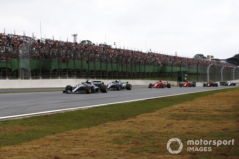 Lewis Hamilton, Mercedes-AMG F1 W09 EQ Power+ mène au premier virage
