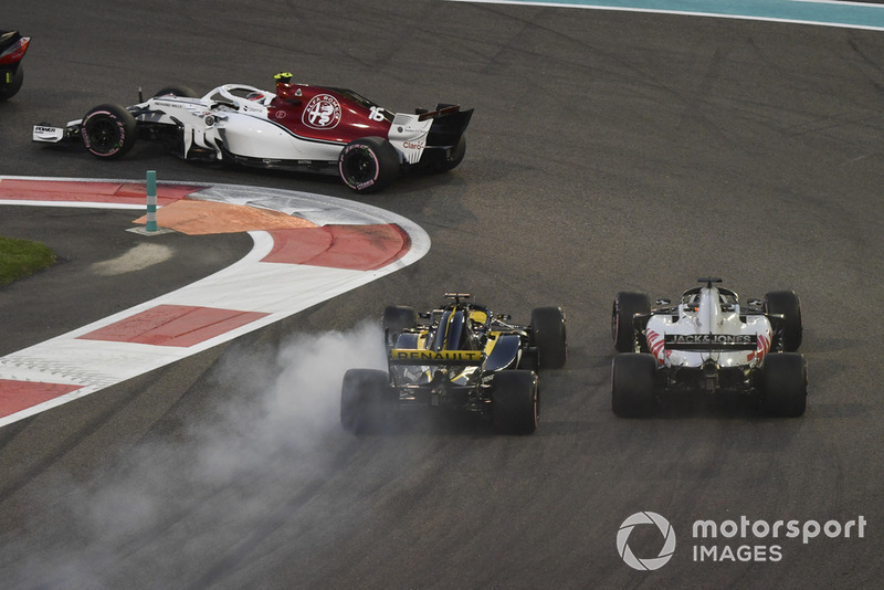 Nico Hulkenberg, Renault Sport F1 Team R.S. 18 y Romain Grosjean, Haas F1 Team VF-18 batalla en la primera vuelta