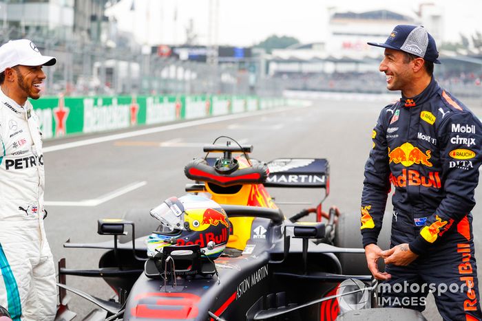 Lewis Hamilton, Mercedes AMG F1, felicita a Daniel Ricciardo, Red Bull Racing por su pole position