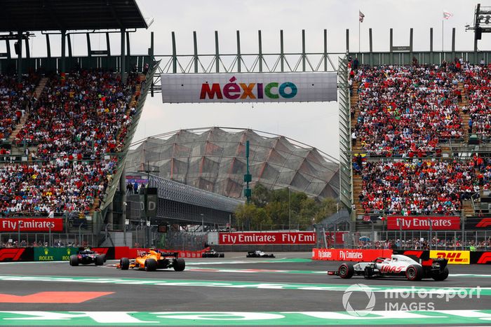 Stoffel Vandoorne, McLaren MCL33, y Romain Grosjean, Haas F1 Team VF-18