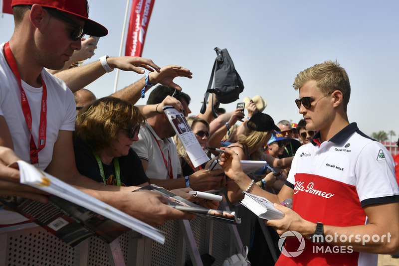 Marcus Ericsson, Sauber signs autographs for the fans